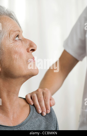 Ältere Frau getröstet von einer anderen Frau, beschnitten Stockfoto