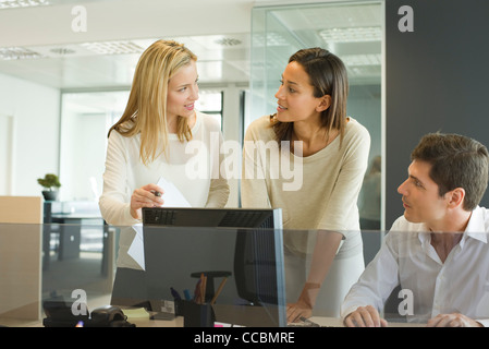 Kollegen zusammen arbeiten im Büro Stockfoto