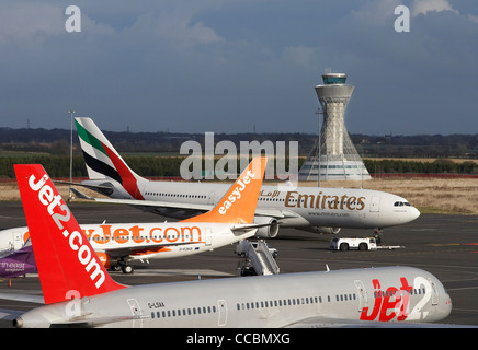 NEWCASTLE AIRPORT CONTROL TOWER TOWER MIT FLUGZEUGEN AUFGEREIHT IM VORDERGRUND Stockfoto