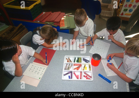 Kinder im Kindergarten-Klasse in Hillingdon, Middlesex, UK. Stockfoto