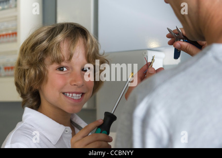 Junge half Vater mit Heimwerken Stockfoto