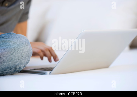 Mann mit Laptop-Computer, beschnitten Stockfoto