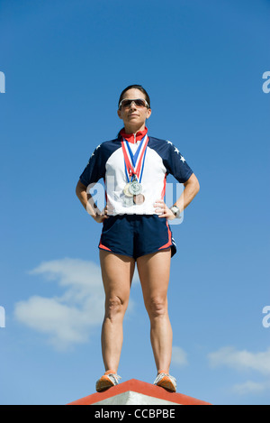 Weibliche Sportler auf dem Siegertreppchen stehen Stockfoto