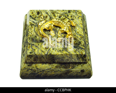Die Box besteht aus Naturstein mit einem goldenen Schlange auf dem Cover. Stockfoto