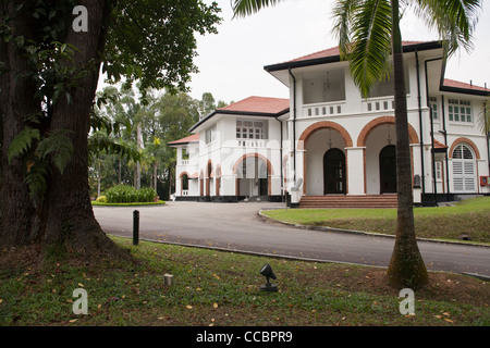 Die Fassade des die UBS Business University in Singapur. Stockfoto