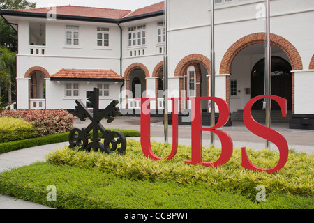 Die Fassade des die UBS Business University in Singapur. Stockfoto