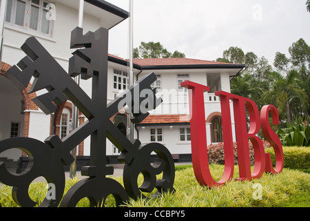 Die Fassade des die UBS Business University in Singapur. Stockfoto