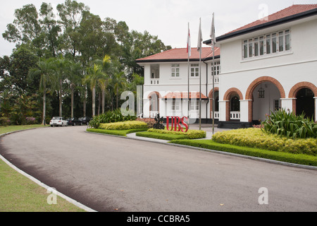 Die Fassade des die UBS Business University in Singapur. Stockfoto