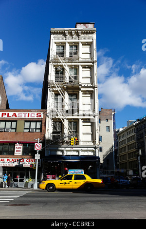 Ein einsamer Wohnhaus steht an der Canal Street in New York City, USA. Stockfoto