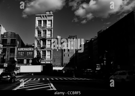 Ein einsamer Wohnhaus steht an der Canal Street in New York City, USA. Stockfoto