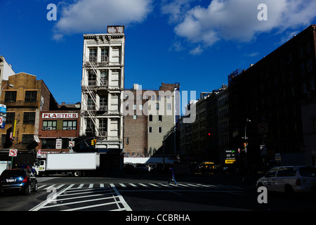 Ein einsamer Wohnhaus steht an der Canal Street in New York City, USA. Stockfoto