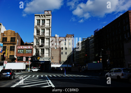 Ein einsamer Wohnhaus steht an der Canal Street in New York City, USA. Stockfoto