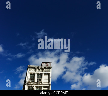 Ein einsamer Wohnhaus steht an der Canal Street in New York City, USA. Stockfoto