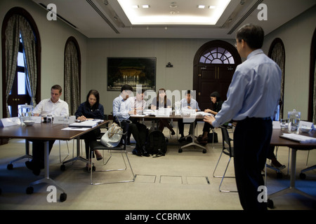 Schüler nehmen Teil an einem Seminar an die UBS Business University in Singapur Stockfoto