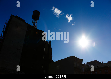 Ein New York City Wasserturm auf dem Dach eines Gebäudes in Soho District von Manhattan, New York City, USA. Stockfoto