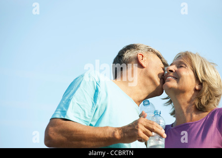 Senior woman Frau Wange küssen Stockfoto