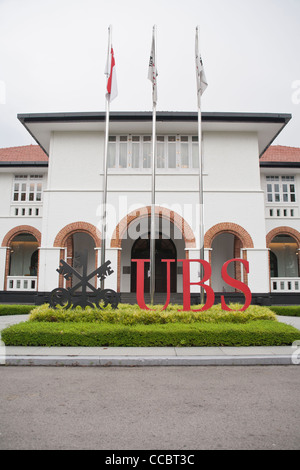 Die Fassade des die UBS Business University in Singapur. Stockfoto