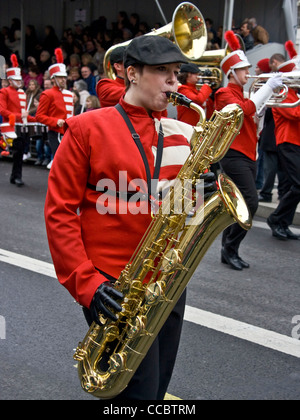 Einen weiblichen Saxophonisten spielen in New Years Day Parade 2012 Blaskapelle London England Europa Stockfoto