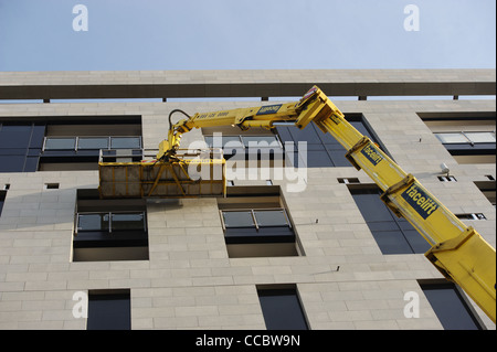 Krane für Wartungspersonal auf einem hohen Gebäude in Liverpool, England, UK Stockfoto