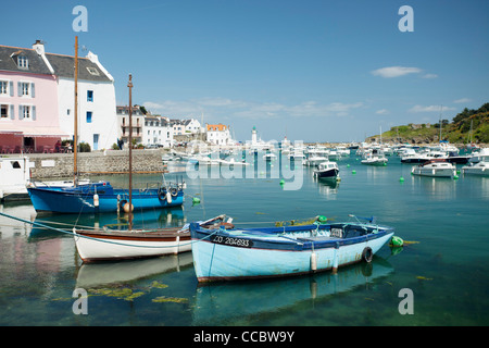 Boote in der Marina, Sauzon, Belle-Ile-de-Mer, Morbihan, Bretagne, Frankreich Stockfoto