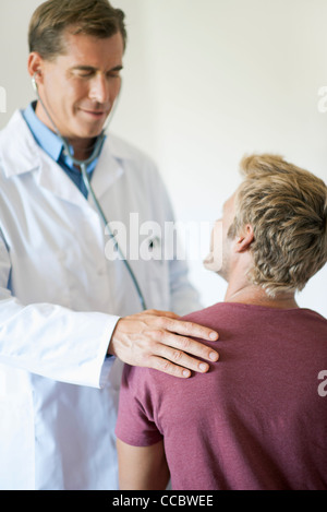 Arzt im Gespräch mit Patienten während der Prüfung Stockfoto