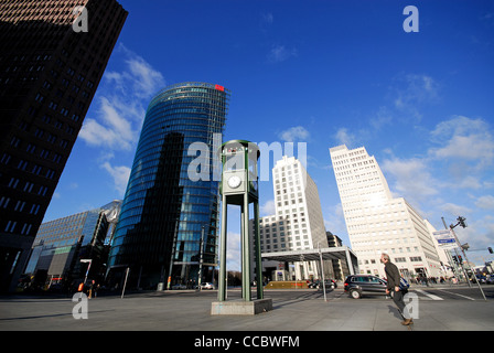 BERLIN, DEUTSCHLAND. Ein Blick auf den Potsdamer Platz, mit Europas ersten Satz (manuell betriebenen) Ampel links ab in die Mitte. 2012. Stockfoto