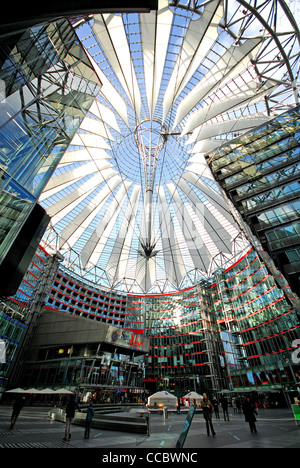 BERLIN, DEUTSCHLAND. Der Innenhof des Sony Center am Potsdamer Platz, entworfen vom Architekten Helmut Jahn. 2012. Stockfoto