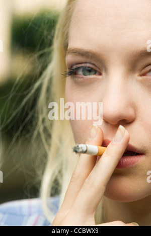 Junge Frau Rauchen Zigarette Stockfoto