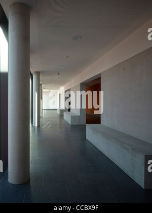 Liselotte Rauner-Schule, Leon Wohlhage Wernik Architekten, Bochum, Deutschland, Eingang 2011, Halle mit Betonstütze Stockfoto