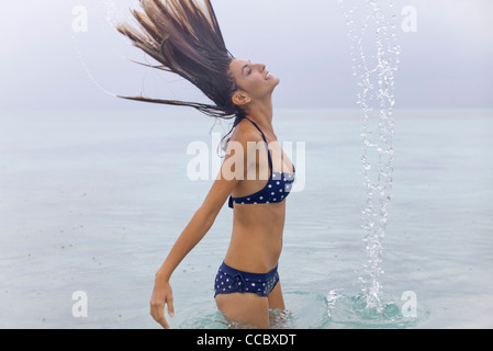 Frau wirft nassen Haar im Wasser Stockfoto