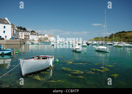 Boote in der Marina, Sauzon, Belle-Ile-de-Mer, Morbihan, Bretagne, Frankreich Stockfoto