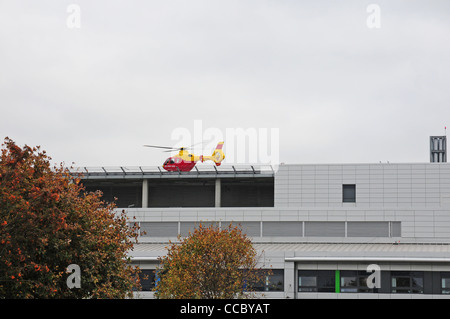 Hampshire und Isle Of Wight Air Ambulance auf dem Hubschrauberlandeplatz am Queen Alexandra Krankenhaus Cosham. Stockfoto