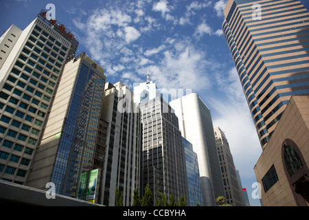 Hochhäuser säumen Connaught Road Central mit drei Exchange Square in der Innenstadt von Hongkong Sonderverwaltungsregion Hongkong China Asien Stockfoto