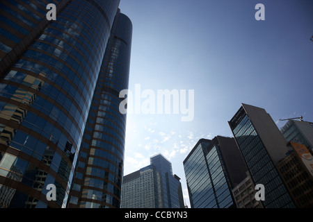 Hochhäuser säumen Connaught Road Central mit einem Exchange square in der Innenstadt von Hongkong Sonderverwaltungsregion Hongkong China Asien Stockfoto