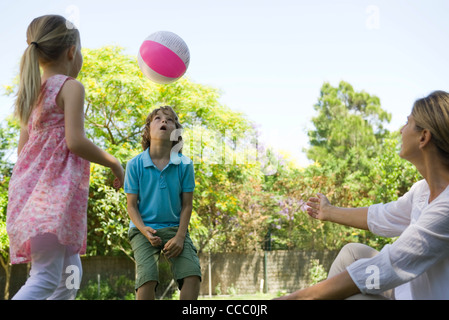 Großmutter Enkel mit Ball spielen beobachten Stockfoto