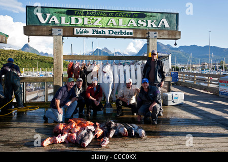 Fischer mit der Einnahme des Tages. Valdez Fisch Derby. Alaska. USA Stockfoto