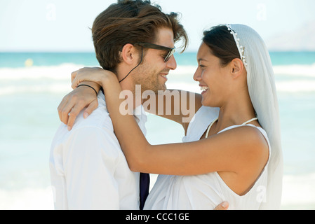 Braut und Bräutigam umarmt am Strand Stockfoto