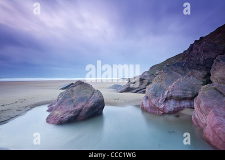 Gewitterwolken über Treganhawke Strand Whitsand Bay Cornwall Stockfoto