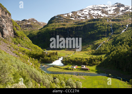 Häuser von Fluss in einem Tal in der Nähe von Flåm, Norwegen. Stockfoto