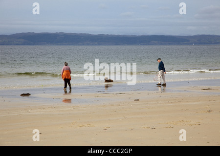 Älteres Paar spielen mit Hund auf Camusdarach Strand Highland Region Schottland Stockfoto