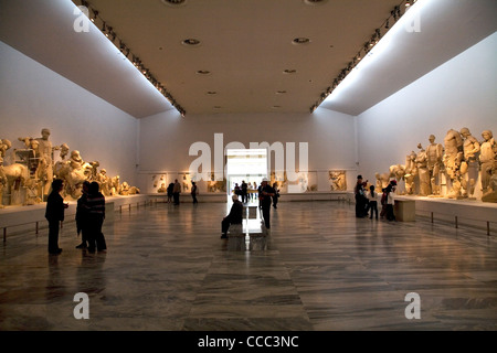 Das Zimmer mit den Skulpturenschmuck des Tempels des Zeus. Olympia, Peloponnes, Griechenland. Stockfoto