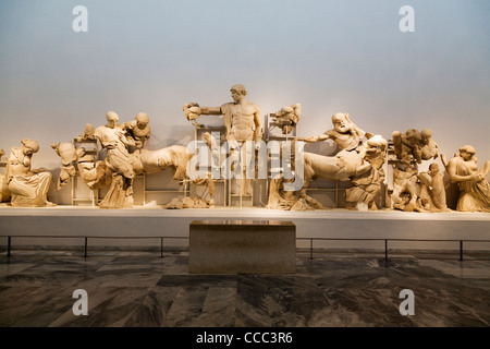 Die geformten Dekoration der westlichen Giebel des Zeustempels. Archäologische Museum von Olympia, Peloponnes, Griechenland. Stockfoto