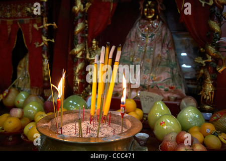 Verbrennen von Weihrauch und Räucherstäbchen als Opfergaben in Tin Hau Tempel Stanley Hongkong Sonderverwaltungsregion Hongkong China Asien Stockfoto