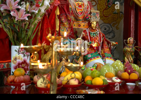 Obst und brennende Kerze Opfergaben an die Göttin Tin Hau Tempel Stanley Hongkong Sonderverwaltungsregion Hongkong China Asien Stockfoto