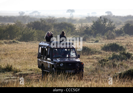 Drei Frauen Safari Touristen, am frühen Morgen, Masai Mara National Reserve, Kenia, Ostafrika. Stockfoto