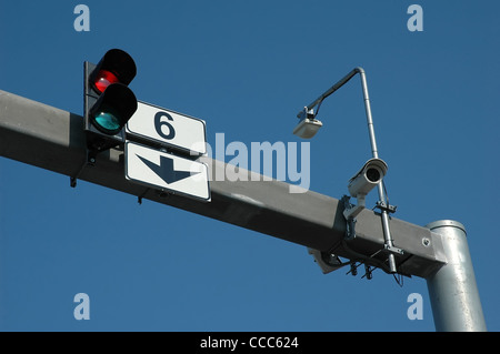 Ampel und CCTV auf blauen Himmelshintergrund Stockfoto