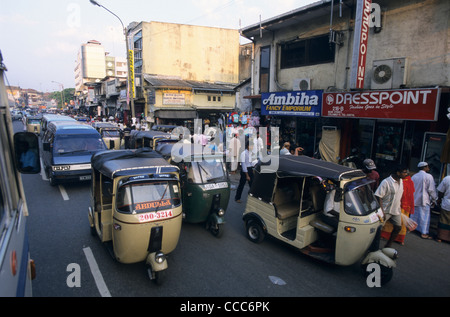 Belebten Straße mit typischen Tuktuks, 216 Main Street, Colombo 11 (Pettah), Sri Lanka Stockfoto