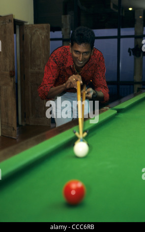 Lokale Mann spielt englische Billard Pub, Colombo, Sri Lanka Stockfoto