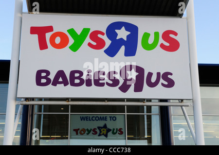 Toys R Us und Babies R Us Ladenschild, Cambridge, England, Vereinigtes Königreich Stockfoto