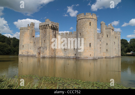 Außenansicht des Grabens vor der beeindruckenden 14. Jahrhundert Bodiam Castle, East Sussex, England UK. Stockfoto